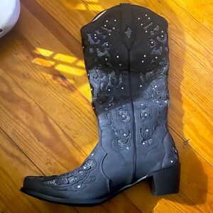 Woman’s size 10 cowboy boots never warn they sent me the wrong size